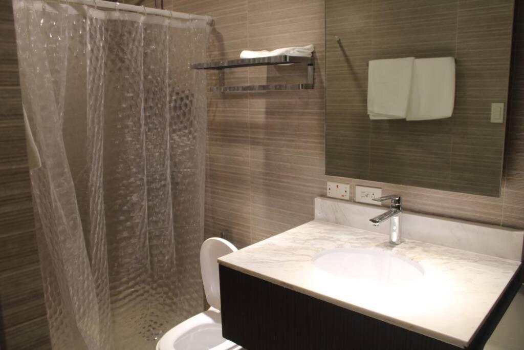 A2J Luxury Bgc Balcony Suite Near Sm Aura Taguig Manila Bagian luar foto