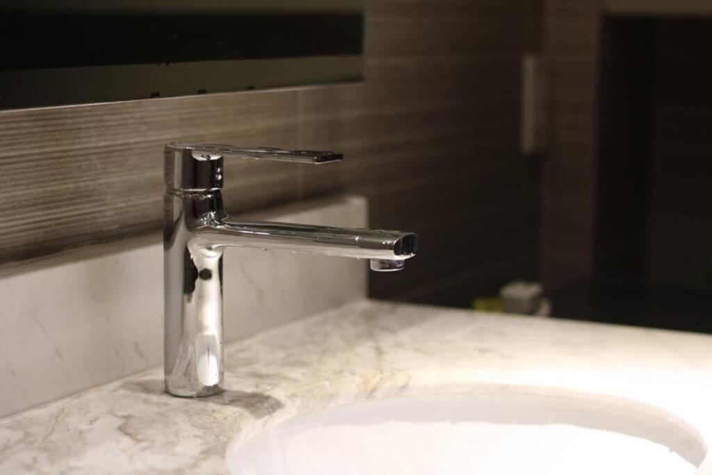 A2J Luxury Bgc Balcony Suite Near Sm Aura Taguig Manila Bagian luar foto